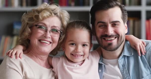 Tres generaciones abuela, padre adulto y pequeño retrato de la familia hija — Vídeos de Stock