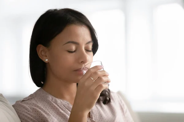 Biracial donna bere acqua minerale pura dal vetro — Foto Stock