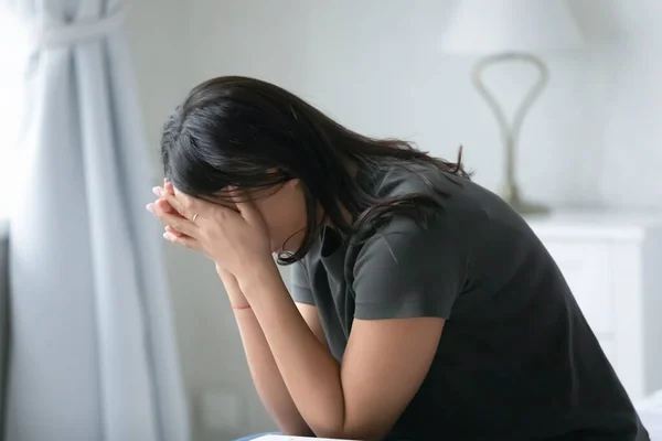 Mujer joven infeliz se siente estresada sufriendo de depresión — Foto de Stock