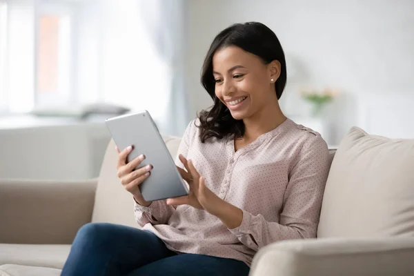 Sorrindo afro-americano mulher ocupada navegando tablet — Fotografia de Stock