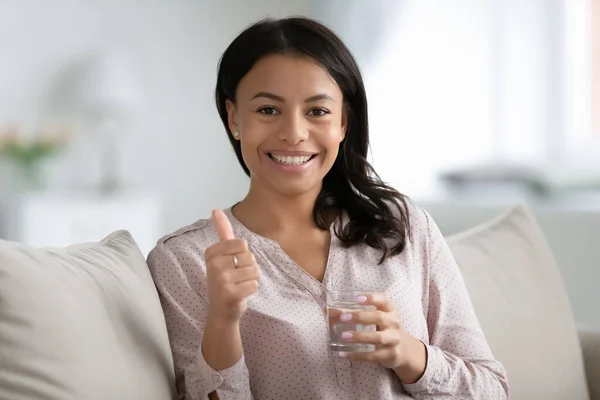 Smiling biracial woman recommend pure mineral water — Stock Photo, Image