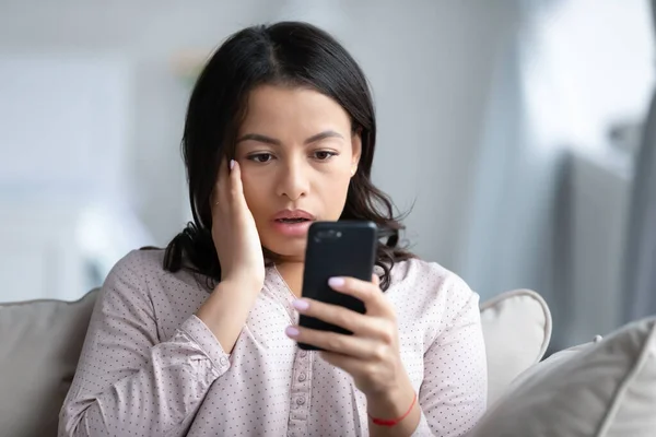 Upset biracial woman frustrated by unpleasant news on cell — Stock Photo, Image