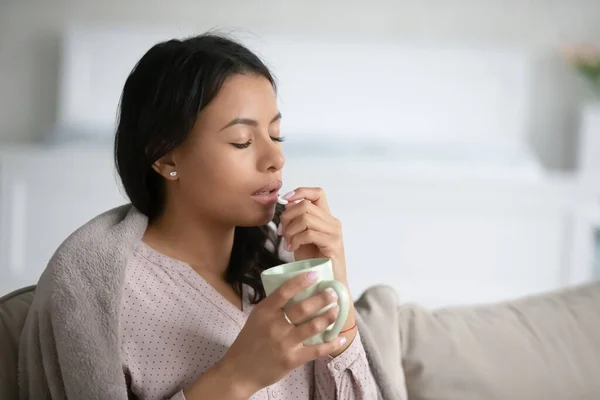 Mujer biracial malsana se siente enferma tomando píldora — Foto de Stock