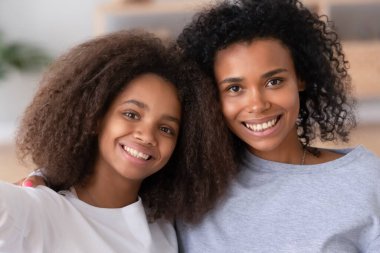 Mutlu aile Afro-Amerikan anne ve genç kız selfie çekiyorlar.