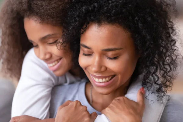 Cuidar de la familia madre soltera y africana hija adolescente abrazando abrazos — Foto de Stock