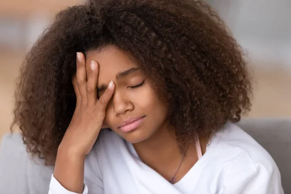 Üzgün ya da sıkılmış Afrikalı Amerikalı genç kız baş ağrısı çekiyor. — Stok fotoğraf