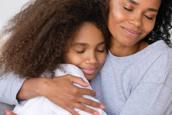 Vårdande afrikansk amerikansk ensamstående mor kramar tonårsdotter, moderskap koncept — Stockfoto