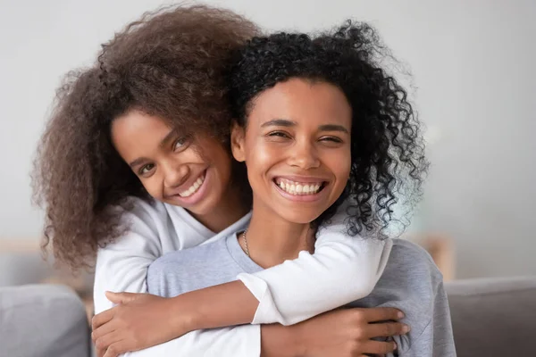 Feliz africana familia madre y adolescente chica abrazando mamá, retrato — Foto de Stock