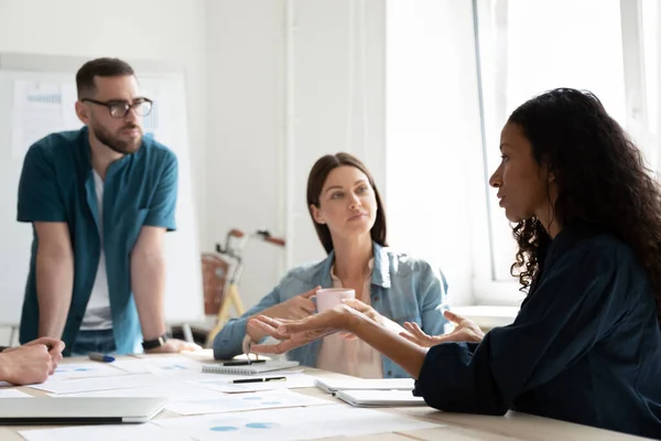 Diversi manager motivati discutono la strategia di marketing di pianificazione in ufficio . — Foto Stock