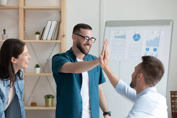 Spännande ledare i glasögon ger high five till glad medarbetare. — Stockfoto