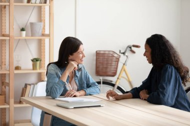 Çeşitli şirket çalışanları iş toplantısında eğleniyor..