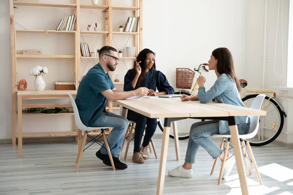 Interessado mestiço feminino macho hr managers ouvindo candidato . — Fotografia de Stock