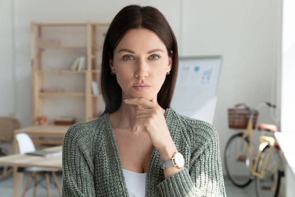 Tankeväckande ung kvinnlig ledare företagare tittar på kameran. — Stockfoto