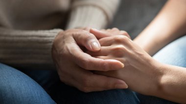 Yakın orta yaşlı anneler kırışık eller genç kızları tutuyor..