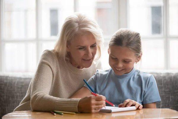 Felice nonna matura trascorrere il tempo libero weekend con la nipote . — Foto Stock