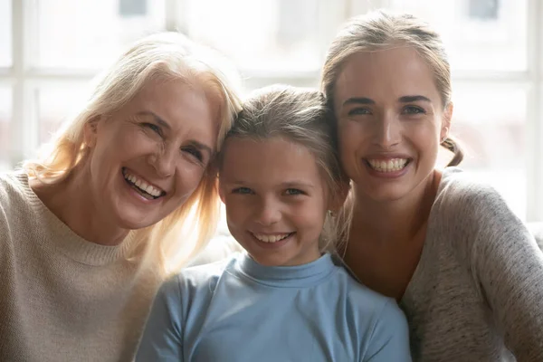 Testa girato primo piano ritratto felice eccitato sorridente 3 generazioni donne . — Foto Stock