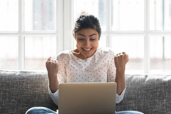 Indiase vrouw in afwachting van online loterij resultaat houdt vuisten bij elkaar hoop op geluk — Stockfoto