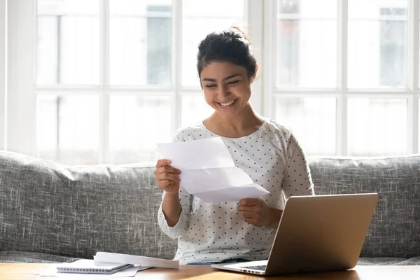 Lycklig kvinna som håller papper läsa goda nyheter college antagning koncept — Stockfoto