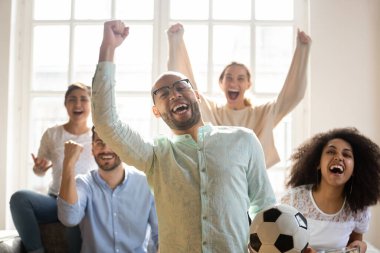 Arkadaşlarıyla melez olan adam favori futbol takımının zaferinin tadını çıkarsın.