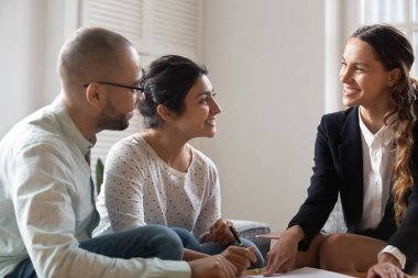 Çok ırklı aile müşterileri toplantıda anlaşma imzalamaktan memnuniyet duyuyor