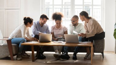 Çeşitli öğrenciler ortak araştırma projesinde birlikte çalışıyorlar.