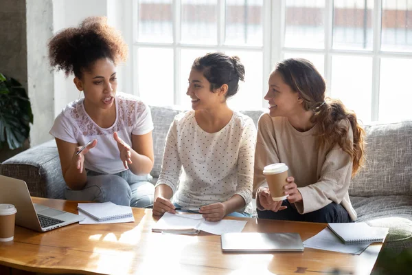 Tre diverse studentesse che studiano fanno progetto di ricerca universitaria insieme — Foto Stock