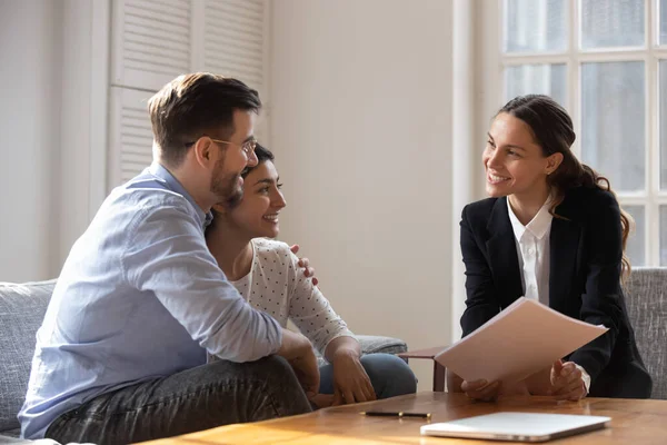 Client and banker seated on sofa discuss mortgage contract terms — Stock Photo, Image