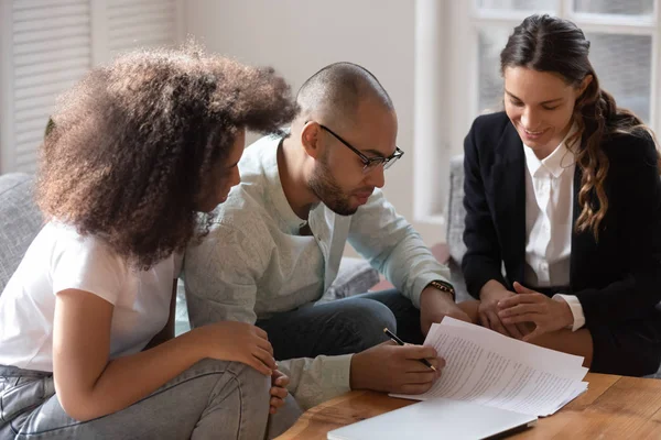 Afrikaans paar ontmoeten notaris of advocaat bespreken huwelijkse voorwaarden — Stockfoto