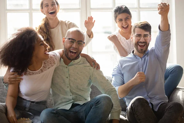 Emozionati amici felicissimi che gridano con gioia celebrando la vittoria della squadra sportiva — Foto Stock