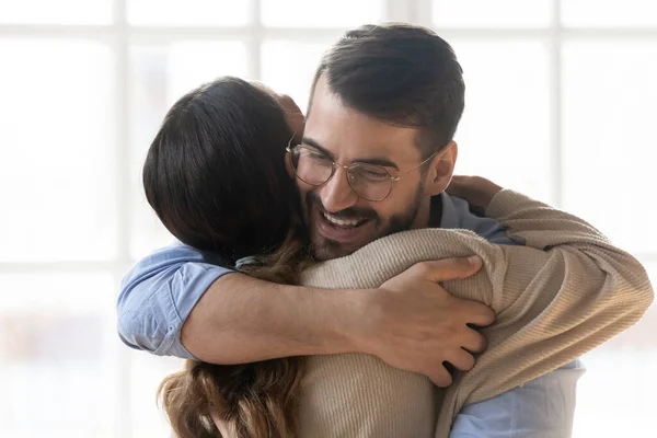 Sorridente coppia abbracciando felice di vedere l'un l'altro — Foto Stock