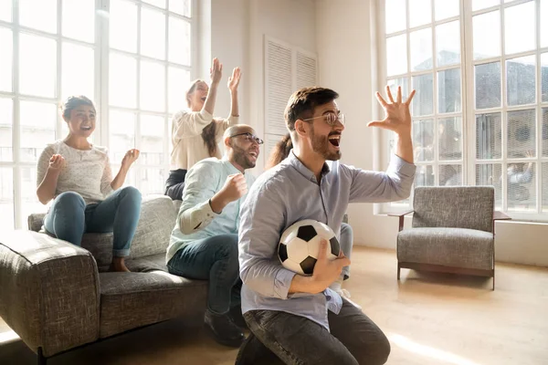 Opgewonden man met vrienden vieren favoriete voetbal team overwinning — Stockfoto