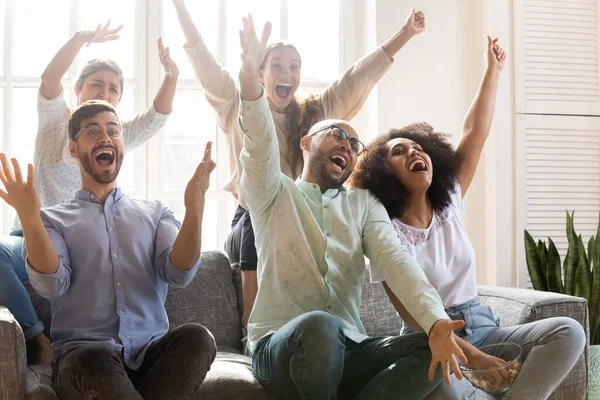 Persone multirazziali che gridano con gioia celebrando la vittoria della squadra sportiva — Foto Stock