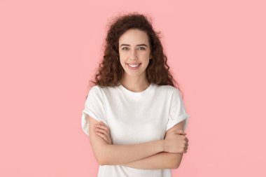 Gülümseyen, kendine güvenen genç bayan profesyonel kamera portresine bakıyor..