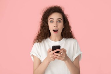 Cep telefonunu elinde tutan hayret verici genç bayan..