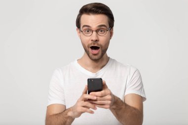 Şaşırtıcı mutlu adam cep telefonu tutuyor, beklenmedik galibiyet haberleri alıyor..