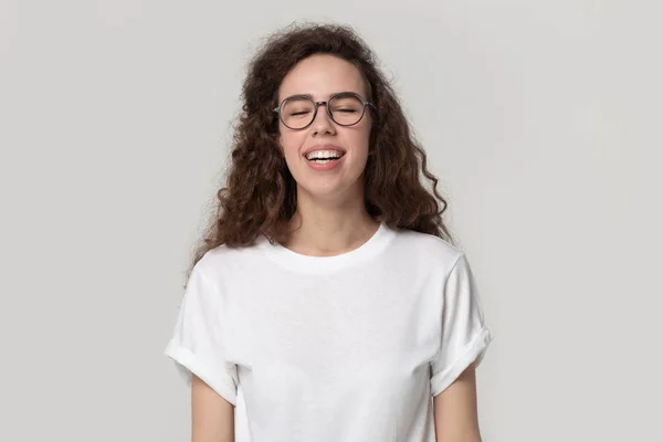 Feliz mujer milenaria relajándose con los ojos cerrados, respirando aire fresco . — Foto de Stock