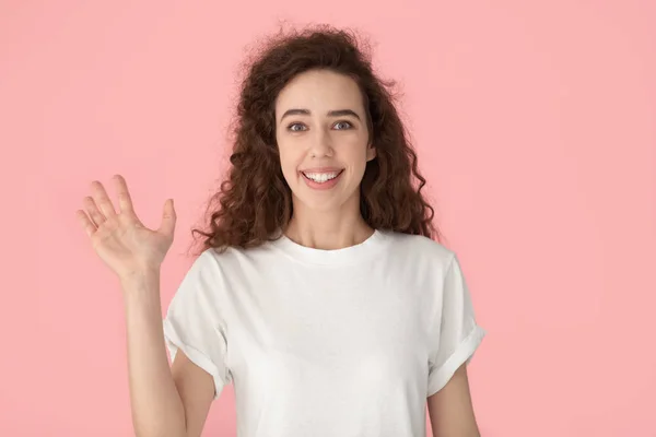 Jovem sorridente senhora acenando mão, fazendo Olá gesto . — Fotografia de Stock