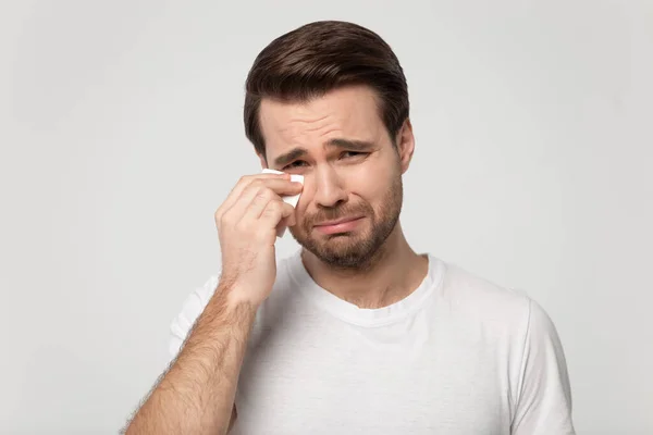 Perturbado millennial cara segurando tecido de papel, enxugando lágrimas . — Fotografia de Stock