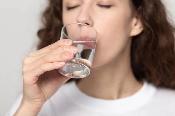 Young healthy woman drinking glass of fresh pure filtered water. — Stock fotografie