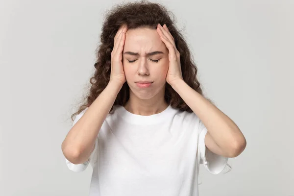 Frustrada infeliz joven enferma sintiéndose agotada . — Foto de Stock