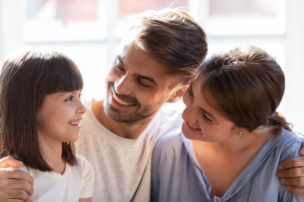 Lycklig familj med liten dotter kram njuta av tid tillsammans — Stockfoto