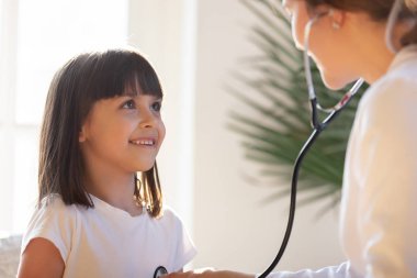 Anne ve küçük kız birlikte doktor oyunu oynuyorlar.