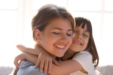 Sevgi dolu anne ve kız kucaklaşması şefkatin tadını çıkarıyor.