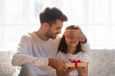 Sevgi dolu baba, küçük şirin kızına doğum günü sürprizi yapar.
