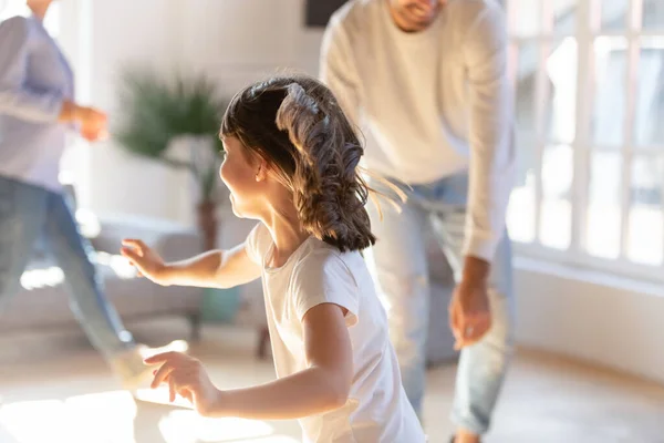 Speels klein meisje veel plezier met ouders thuis — Stockfoto