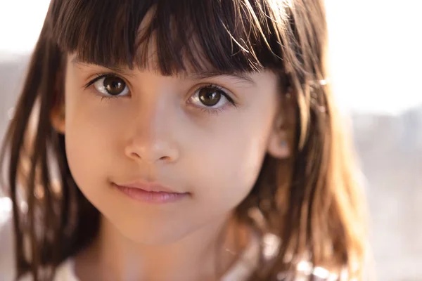 Portrét roztomilé malé brunetky dívka pohled na kameru — Stock fotografie