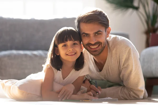 Portrait de père heureux et fille maternelle dessinant ensemble — Photo