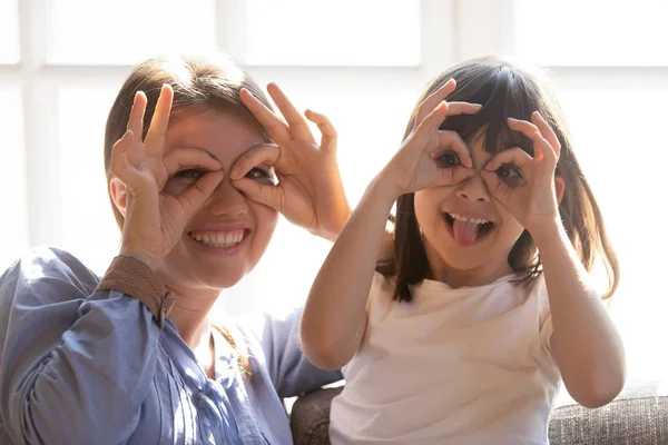 Maman heureuse et petite fille s'amusent à la maison — Photo