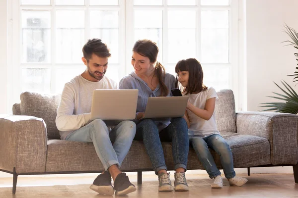 Famille avec petit enfant se détendre avec des gadgets à la maison — Photo