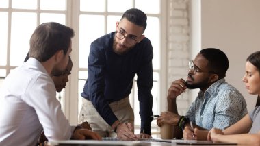 Orta Doğu etnik köken patronu grup toplantısında şirket ekibine talimat veriyor.